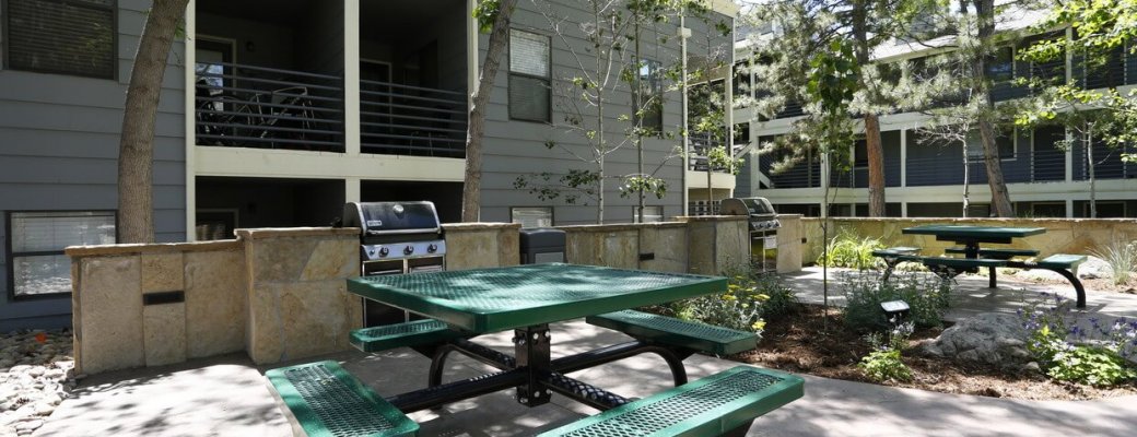 Picnic table at Blue Sky Lofts Apartments