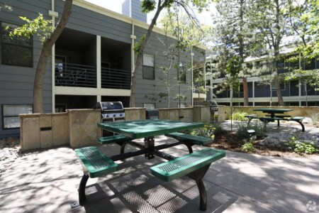 Picnic table at Blue Sky Lofts Apartments